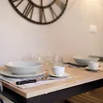 Victoria Fil Rouge Apartment *